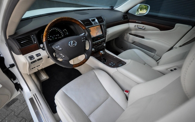 Lexus LS cena 98500 przebieg: 156100, rok produkcji 2012 z Katowice małe 277